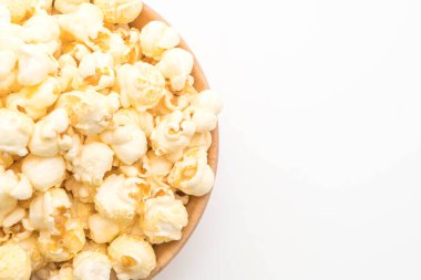 Beyaz arka plan üzerinde tatlı patlamış mısır