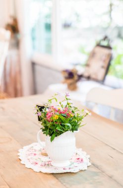 bitki ve çiçek vazosu 