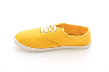 beyaz zemin üzerine sarı spor ayakkabı