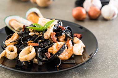 siyah spagetti veya deniz ürünleri ile makarna