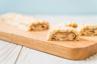 beyaz çikolata karamel ve gevrek gevrek bar ile