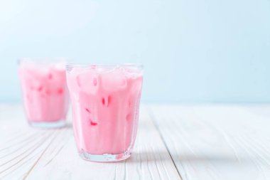 pembe çilek milkshake