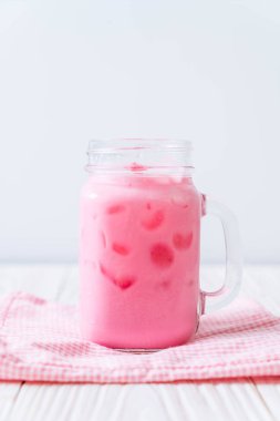 pembe çilek milkshake