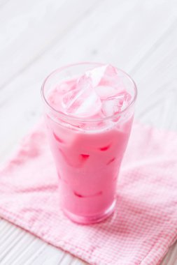 pembe çilek milkshake