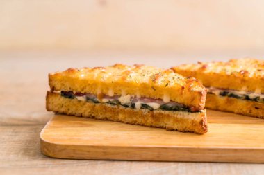 fırında ıspanak ve Jambonlu sandviç 