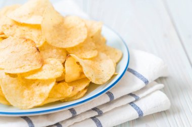 patates cipsi plaka üzerinde