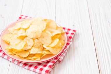 patates cipsi plaka üzerinde