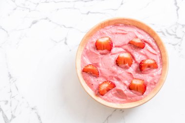 çilek smoothies kase