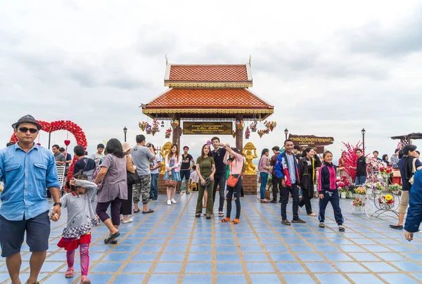 Chiang Mai, Thailand , 1 Jan 2018 : Tourist traveling at Wat Phr — Stock Photo, Image