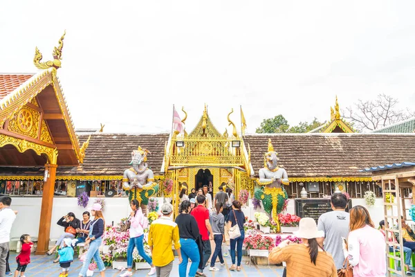 Chiang Mai, Thailand , 1 Jan 2018 : Tourist traveling at Wat Phr — Stock Photo, Image