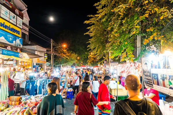 Chiang Mai, Tayland - 1 Ocak 2018: Gece seyahat turistler