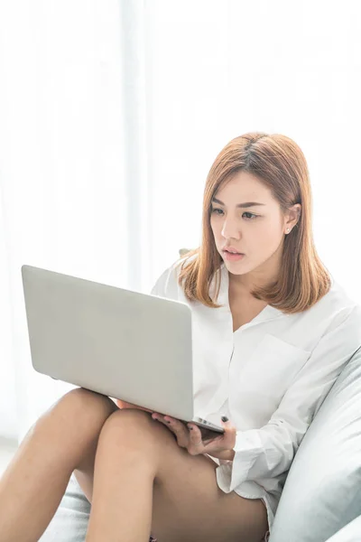 Asiatico donna working a casa — Foto Stock