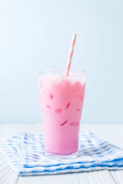 Rosa jordgubbs milkshake — Stockfoto