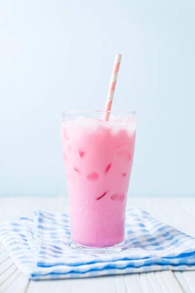 Rosafarbener Erdbeer-Milchshake — Stockfoto