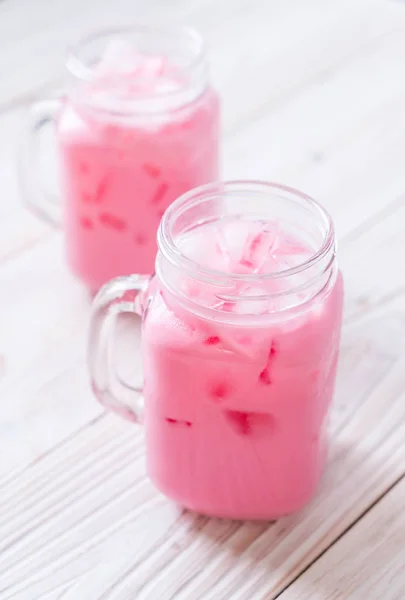 Rosafarbener Erdbeer-Milchshake — Stockfoto