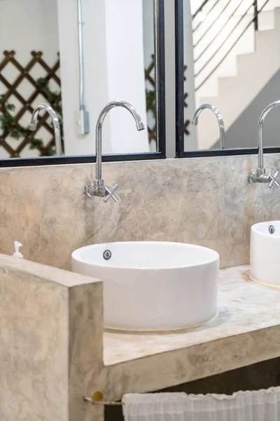 Handfat tvättställsblandare i badrum — Stockfoto