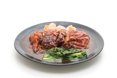 beyaz zemin üzerine kızarmış ördek