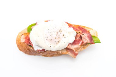 Beyaz arka plan üzerinde yumurta benedict