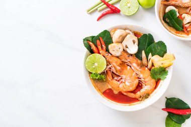 Tom Yum Goong baharatlı ekşi çorbası