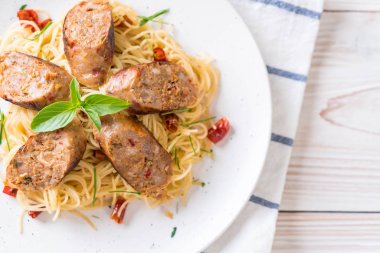 Sai Aua (Notrhern Tay baharatlı sucuk ile tavada kızartılmış spagetti)