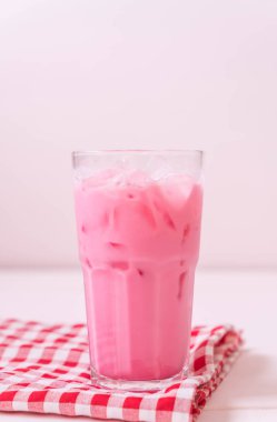 pembe çilek milkshake