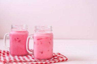 pembe çilek milkshake