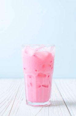 pembe çilek milkshake