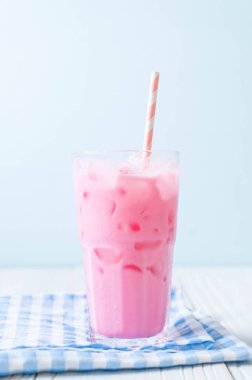 pembe çilek milkshake