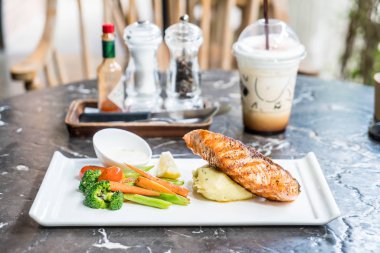 püre patates ve sebze somon biftek