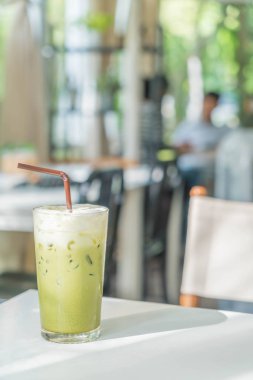 Sütlü buzlu yeşil çay 