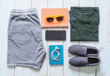 Gezgin, yaz tatili erkekler rahat kıyafetler