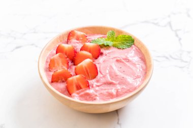 çilek smoothies kase