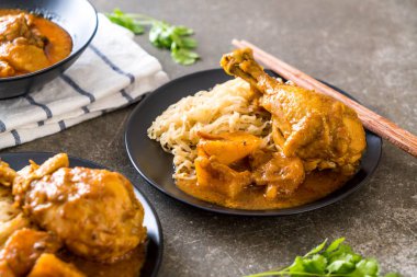 Şehriye ile tavuk Massaman köri hamur