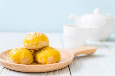 Çin böreği veya moon kek mung fasulye ezmesi ve tuz ile doldurulmuş