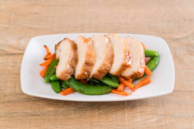 Yeşil bezelye ve havuç ile ızgara tavuk