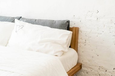 Beyaz yastık yatak yatak dekorasyon 