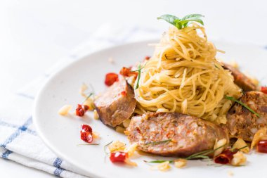 Sai Aua (Notrhern Tay baharatlı sucuk ile tavada kızartılmış spagetti)