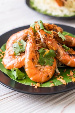 Sarımsaklı kızarmış karides.