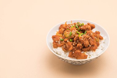 Kızarmış domuz üst pirinç baharatlı Kore soslu (bulgogi)