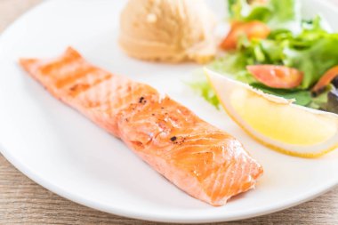 püre patates ve sebze ızgara somon biftek