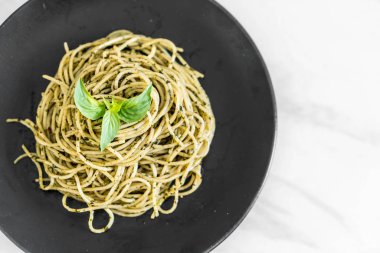Spagetti fesleğen pesto ile