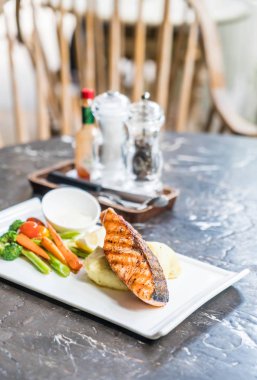 püre patates ve sebze somon biftek