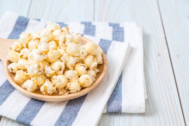 Ahşap üzerine tatlı patlamış mısır