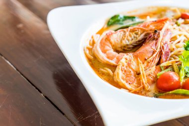 karides acılı spagetti (tom yum kung)