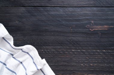 ahşap arka plan üzerinde mutfak bezi (peçete)