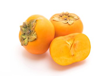 Beyaz arkaplanda taze hurma