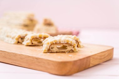 beyaz çikolata karamel ve gevrek gevrek bar ile