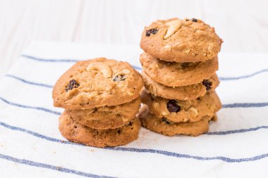 Kuru üzüm ve kaju fıstığı ile tatlılar