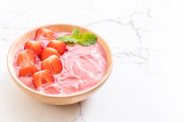 çilek smoothies kase