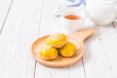 Çin böreği veya moon kek mung fasulye ezmesi ve tuz ile doldurulmuş